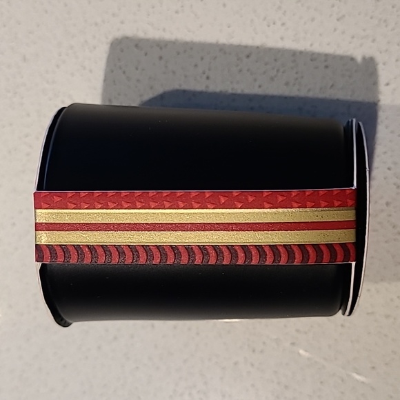 NWT Nest Holiday small candle - Picture 2 of 3